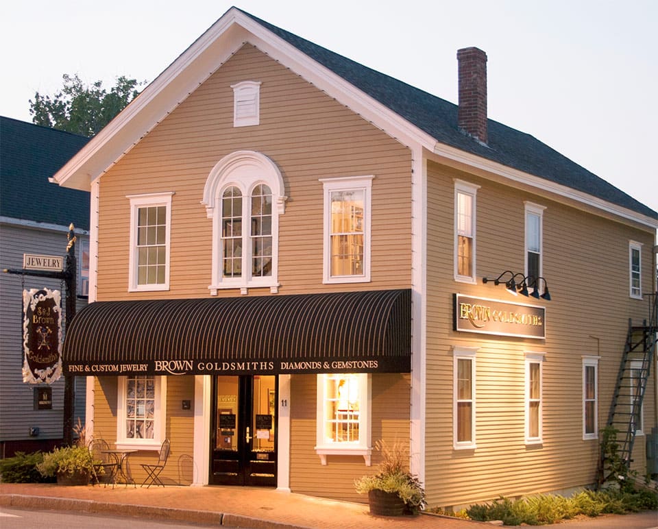 storefront-color-full-mobile jewelers near portland maine building